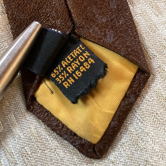 Vintage Men’s Skinny Tie - brown with subtle blue pattern and groovy emblem - Picture 7 of 7